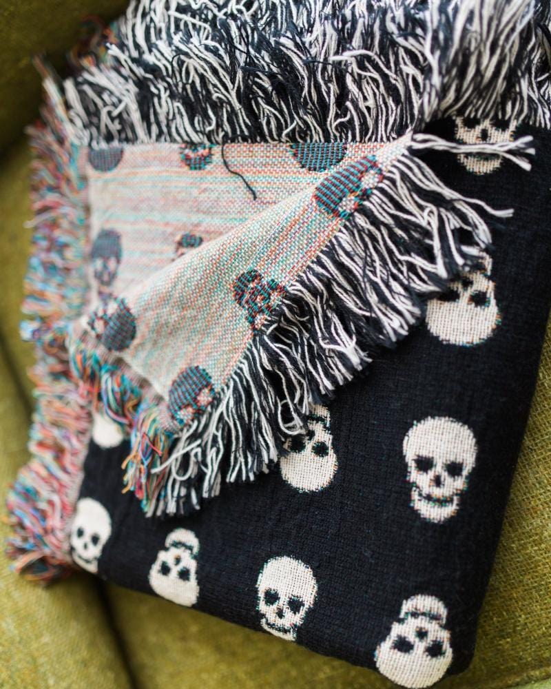 ❌ shops brand new w/ tags ❌ plush black SKULL throw blanket